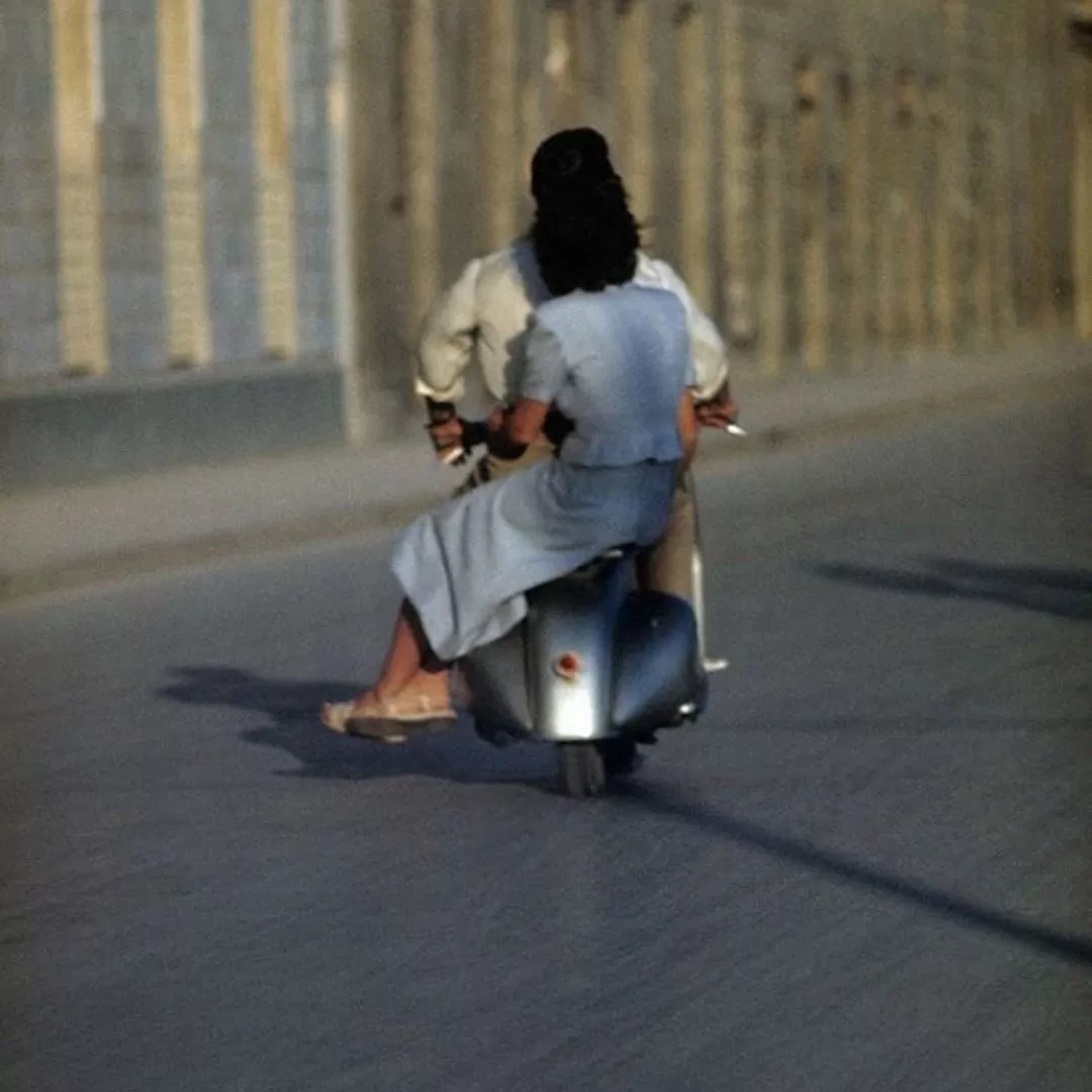 Ivan Dmitri scatta a Firenze foto a colori a fine Anni '40.